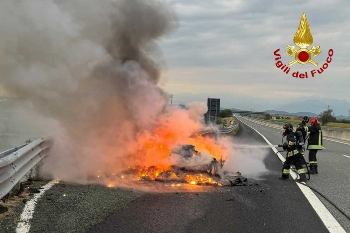 Dal Nord/Ovest, incendio auto lungo la A26 FOTO