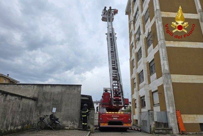 Vercelli, Soccorso a persona in ausilio al personale sanitario, necessario l' intervento dei  Vigili del Fuoco