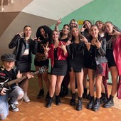 Borgosesia, successo straordinario per la sfilata dell’Ipsia Magni: oltre cento abiti sul palco del Cinema Lux