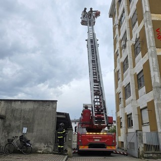 Vercelli, Soccorso a persona in ausilio al personale sanitario, necessario l' intervento dei  Vigili del Fuoco