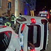 Da Vercelli: Auto finisce ribaltata. Soccorsi i due occupanti Da Vercelli: Auto finisce ribaltata. Soccorsi i due occupanti