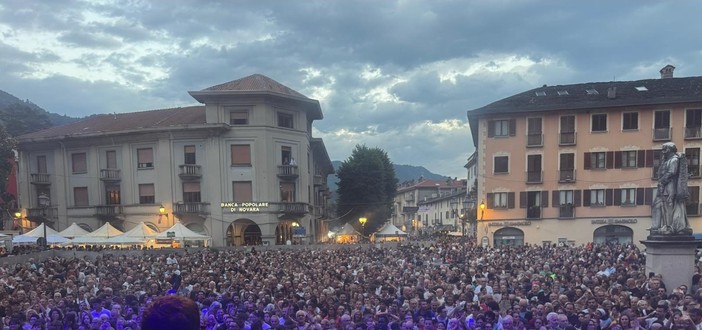 I Kolors incantano Varallo: 20mila fan in piazza Vittorio