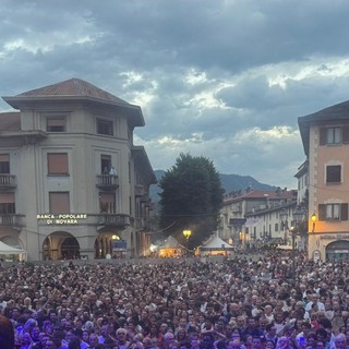 I Kolors incantano Varallo: 20mila fan in piazza Vittorio