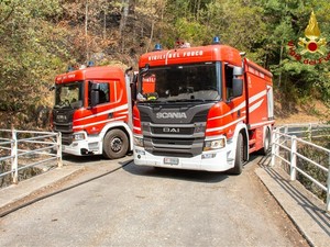 Incendio Monte Barone, lanci d’acqua e presidi a Le Piane: 44 operatori a terra Incendio Monte Barone, lanci d’acqua e presidi a Le Piane: 44 operatori a terra