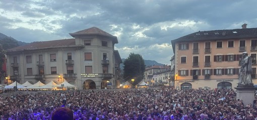 I Kolors incantano Varallo: 20mila fan in piazza Vittorio