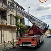 Borgosesia: Cornicione pericolante, intervengono i Vigili del Fuoco