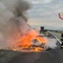 Dal Nord/Ovest, incendio auto lungo la A26 FOTO Dal Nord/Ovest, incendio auto lungo la A26 FOTO