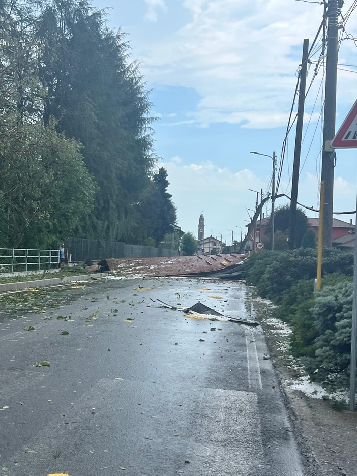 Violento nubifragio sul Novarese: vento, grandine e allagamenti, ingenti danni tra abitazioni, aziende agricole e viabilità Violento nubifragio sul Novarese: vento, grandine e allagamenti, ingenti danni tra abitazioni, aziende agricole e viabilità