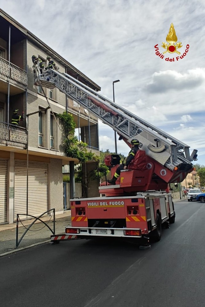Borgosesia: Cornicione pericolante, intervengono i Vigili del Fuoco