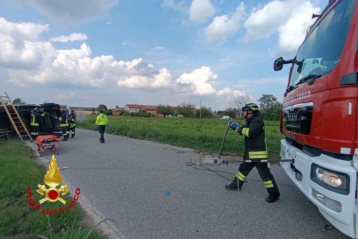 Incidente a Cigliano, furgone ribaltato: Vigili del Fuoco in azione