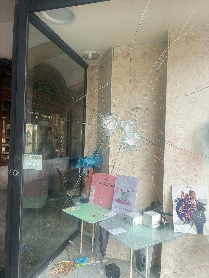 Vercelli: Sassate per demolire le vetrine dell'oreficeria
