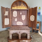 Varallo, gli studenti della Scuola Barolo presentano il manufatto in legno dedicato ai mille anni della città