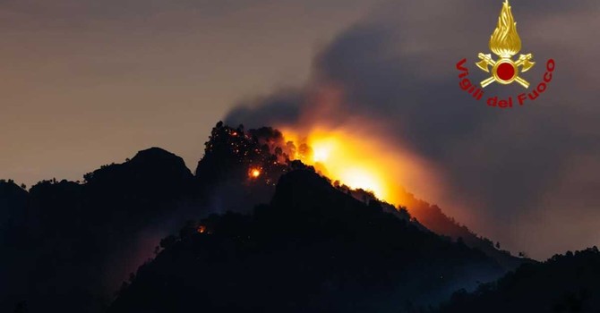 Cravagliana, proseguono le operazioni di spegnimento dell'incendio
