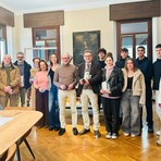 Borgosesia, il saluto del Comune agli studenti del “Lancia” in partenza per il Kenya: donate torce a ricarica manuale per i bambini Samburu