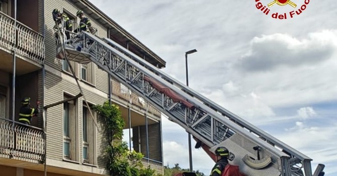 Borgosesia: Cornicione pericolante, intervengono i Vigili del Fuoco Borgosesia: Cornicione pericolante, intervengono i Vigili del Fuoco
