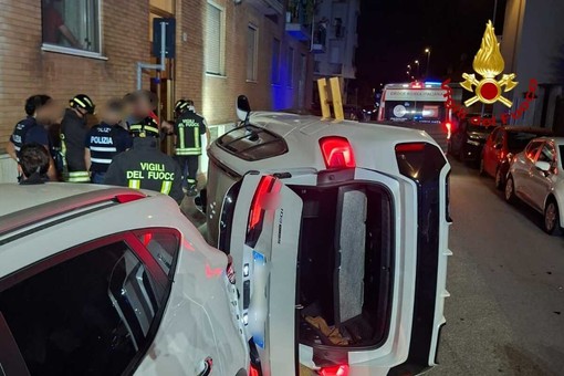 Da Vercelli: Auto finisce ribaltata. Soccorsi i due occupanti Da Vercelli: Auto finisce ribaltata. Soccorsi i due occupanti