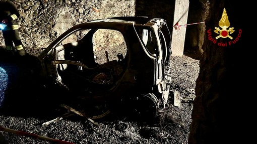 Avvolta dalle fiamme, a Coggiola un'auto è andata completamente distrutta FOTO