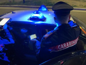 Vercelli, ricostruita la notte di violenza del 9 novembre: giovane arrestato ai domiciliari