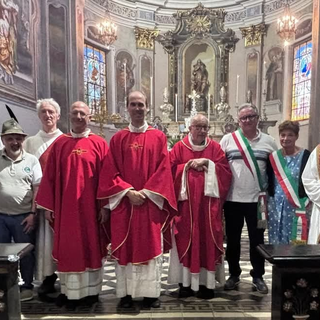 Doppia festa per Crevacuore: 90 anni degli Alpini e prima messa per don Sylvain Dufay (foto dalla pagina Facebook di Comune di Crevacuore)