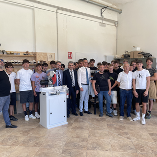 A scuola per il futuro: a Varallo gli studenti piantano nuovi alberi nelle zone colpite dagli incendi