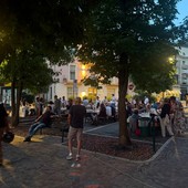 Quarona, successo in piazza Libertà per l’ultimo appuntamento di “Aperitivi e cene sotto le stelle”