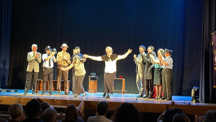 Borgosesia, al Lux grande partecipazione per “Arsenico e vecchi merletti”: il ricavato andrà a Soccorso Alta Valsesia