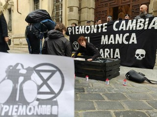 Davanti a Palazzo Lascaris si celebra il funerale dell'aria pulita: "Ogni anno muoiono 4mila piemontesi per lo smog" [FOTO e VIDEO]