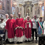 Doppia festa per Crevacuore: 90 anni degli Alpini e prima messa per don Sylvain Dufay (foto dalla pagina Facebook di Comune di Crevacuore)
