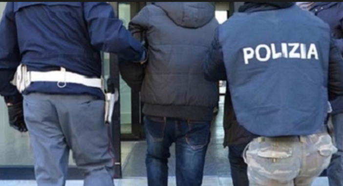 Evade dai domiciliari per tentare un furto in un'auto Evade dai domiciliari per tentare un furto in un'auto