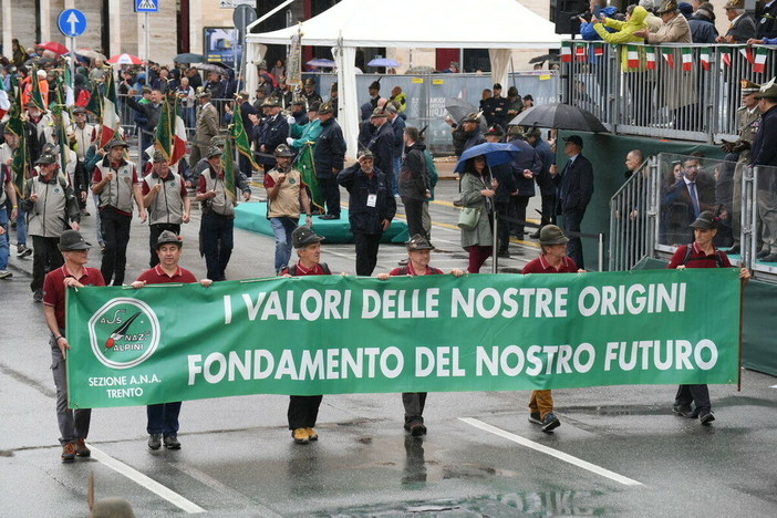 Adunata Nazionale Alpini, la sfilata raccontata dagli striscioni