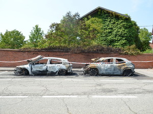 Da Cigliano, confermato il dolo nell’incendio di due auto di carabinieri: indagini in corso