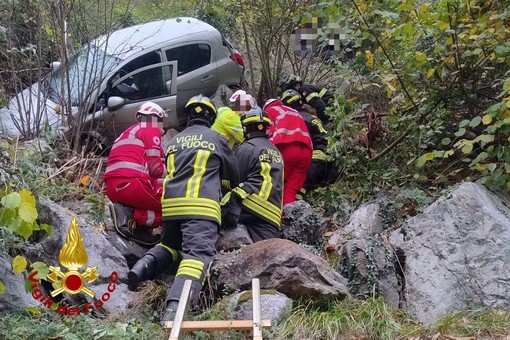 Auto precipita in un dirupo a Varallo: anziano salvato dai Vigili del Fuoc