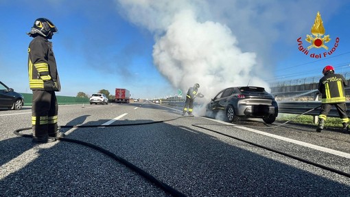 Auto in fiamme sulla A4, intervento dei Vigili del Fuoco di Novara