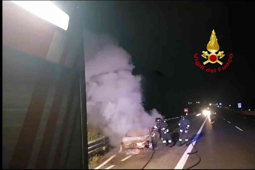 Auto avvolta dalle fiamme sulla A4, colpita anche la vegetazione a lato della strada Auto avvolta dalle fiamme sulla A4, colpita anche la vegetazione a lato della strada