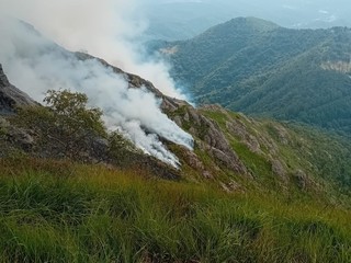 Alpe Noveis, bruciati 12 ettari, ancora Canadair in azione