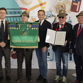 Agli alpini di vercelli e valsesia il riconoscimento