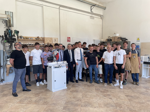 A scuola per il futuro: a Varallo gli studenti piantano nuovi alberi nelle zone colpite dagli incendi A scuola per il futuro: a Varallo gli studenti piantano nuovi alberi nelle zone colpite dagli incendi