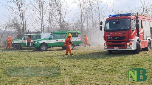 Scatta l’allarme per un incendio, fiamme tra Curino e Sostegno (foto di repertorio)