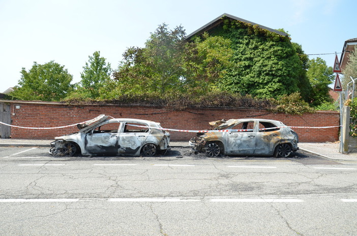 Da Cigliano, confermato il dolo nell’incendio di due auto di carabinieri: indagini in corso Da Cigliano, confermato il dolo nell’incendio di due auto di carabinieri: indagini in corso