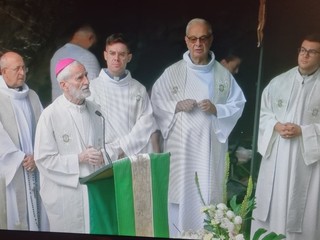 Vercelli, l’arcivescovo Marco Arnolfo guida il Rosario da Lourdes su Tv2000 Vercelli, l’arcivescovo Marco Arnolfo guida il Rosario da Lourdes su Tv2000