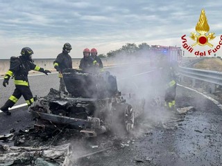 Dal Nord/Ovest, incendio auto lungo la A26