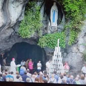 Vercelli, l’arcivescovo Marco Arnolfo guida il Rosario da Lourdes su Tv2000