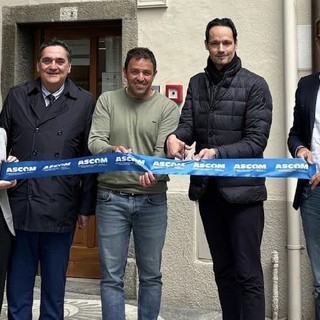 Il sindaco Roberto Veggi, con Andrea Barasolo e i funzionari Ascom Cristina Zumbo, Giuseppe Valdani e Andrea Giroldo