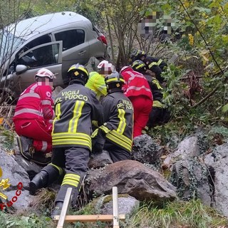 Auto precipita in un dirupo a Varallo: anziano salvato dai Vigili del Fuoc