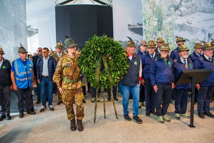 Adunata degli Alpini, cerimonia al Memoriale nel ricordo delle vittime del crollo del Ponte Morandi