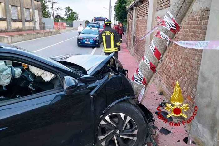 Dal Nord-ovest: auto contro un palo a Vercelli, passeggeri in ospedale.