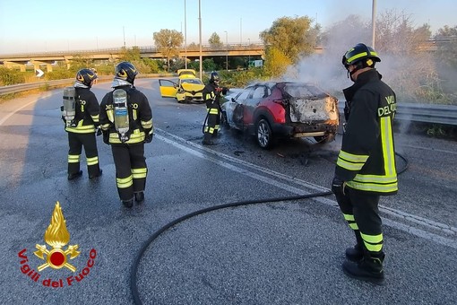 Incidente stradale e incendio di un’auto ibrida: intervento dei Vigili del Fuoco