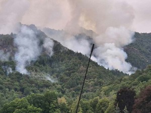 Incendi in Valsesia, ancora focolai attivi: Vigili del fuoco e Aib al lavoro tra Rima e Cravagliana