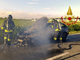 Dal Nord Ovest – Auto avvolta dalle fiamme sulla strada