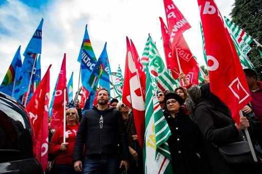Oss e infermieri in piazza: “Con Anaste salari più bassi e tutele azzerate” Oss e infermieri in piazza: “Con Anaste salari più bassi e tutele azzerate”
